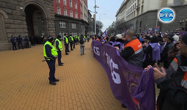 Стотици миньори се събраха на протест пред Министерския съвет срещу предлаганото въвеждане на данък върху добива на подземни богатства