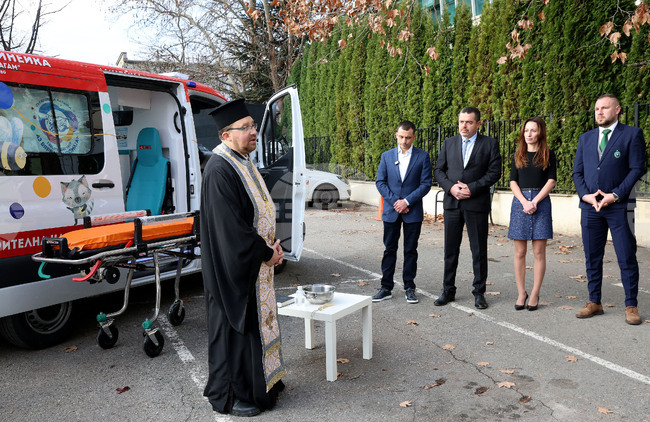 Варна - "Аз Вярвам и Помагам" - дарение линейка