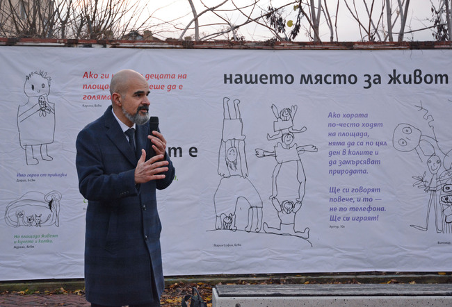 Изложба с размисли, съвети и рисунки на деца показва как си представят Варна 