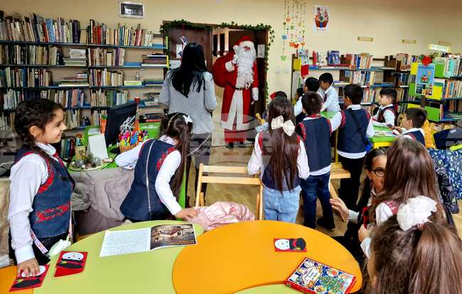 В библиотеката в Самоков започна коледна работилница с деца