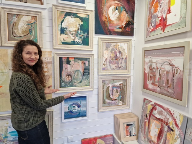 Великотърновската художничка Галина Александрова-RED подреди своята коледна изложба