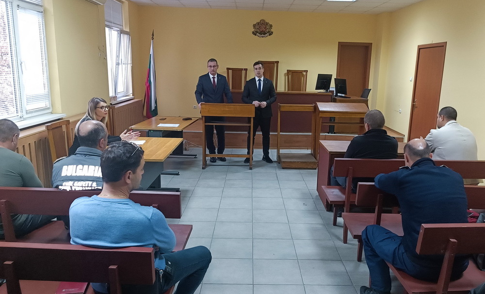 Административните ръководители на Окръжна и Районна прокуратура - Плевен проведоха регионално съвещание с представители на различни държавни институции, на местната власт и управителите на големите търговски обекти, с цел предприемане на мерки за противодействие на случаите, свързани с упражнено насилие