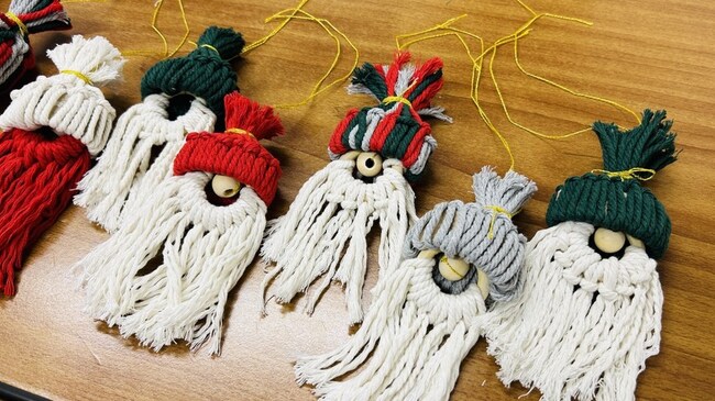 Възпитаници на училище „Св. св. Кирил и Методий“ във Виена правиха джуджета от прежда 