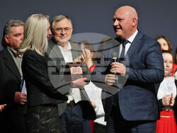 В знак на благодарност проф. Цоков поднесе плакет на МОН на директора на Двореца Татяна Досева.