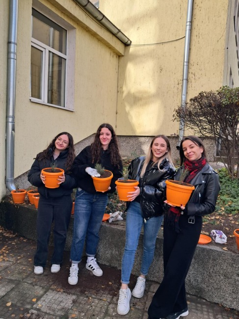Свищовски ученици засадиха десет борови дръвчета като част от кампанията „Засади дърво за Коледа“ 