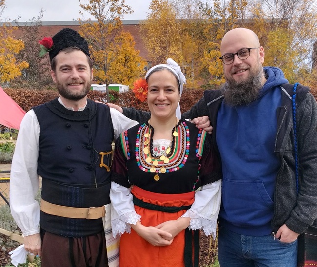 Танцьорите от Група за народни танци „Хляб и сол“ организираха две открити танцови занятия в сградата Ричмънд Баракс в Дъблин