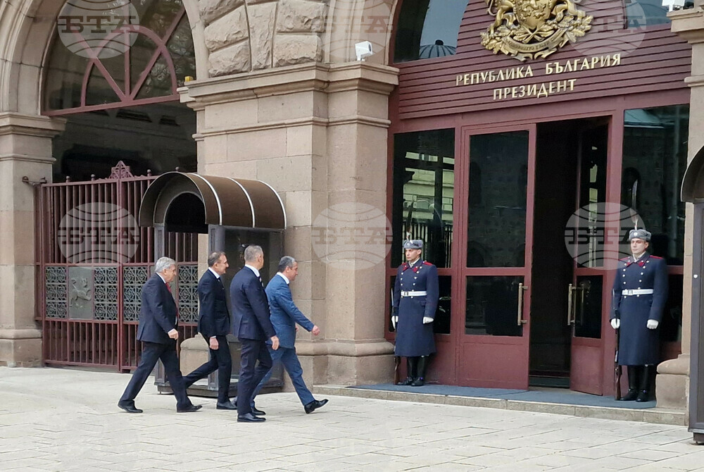 Представителите на „БСП - Обединена левица“ пристигнаха в сградата на президентството за консултации с държавния глава