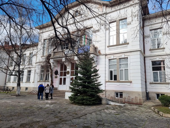 Заради съмнения за радиация пожарникари в Кюстендил иззеха живачен термометър и Гайгер-Мюлерови броячи от гимназия в града