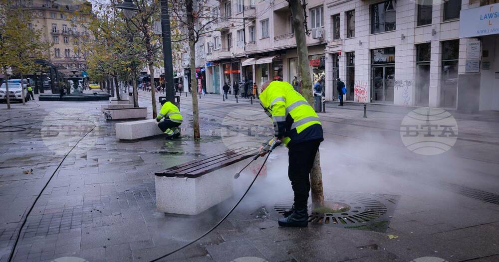 Столичната община почиства площад "Славейков"