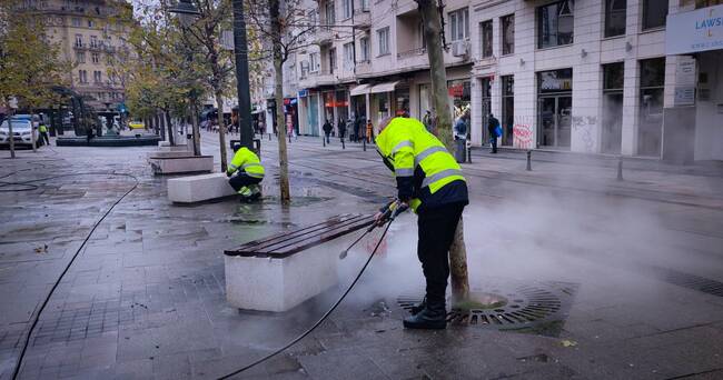 Столичната община почиства площад "Славейков" 