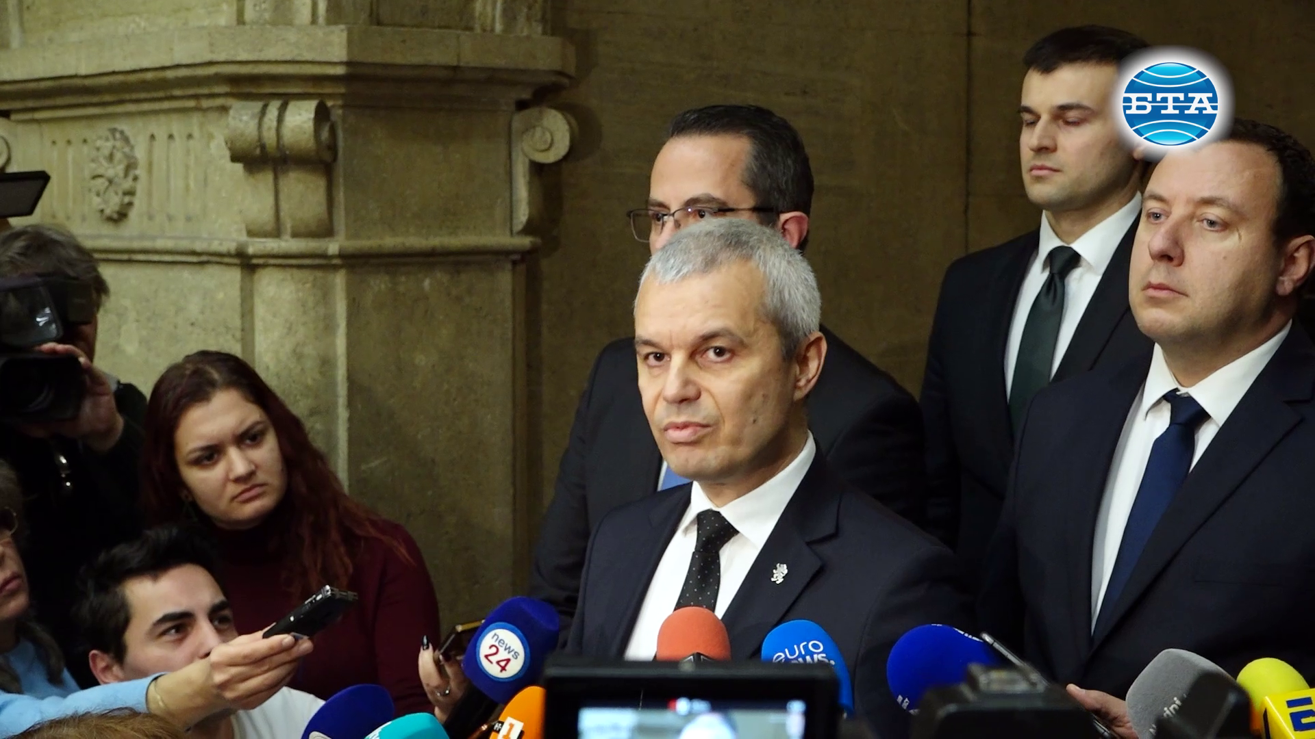 Ще предложим кабинет на малцинството и ще разговаряме с всички, които биха подкрепили програмата ни, каза Костадин Костадинов