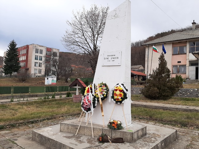 Инициативна група поде кампания за осъвременяване на паметника на полковник Борис Дрангов в едноименното кирковско село