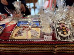 Благотворителен коледен базар бе открит на 10 декември 2024 г. в Българското средно училище „Д-р Петър Берон“ в Прага, Чехия. 