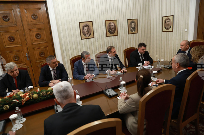 Президентът Румен Радев заяви, че "БСП - Обединена левица" са допринесли съществено за деблокиране работата на Народното събрание