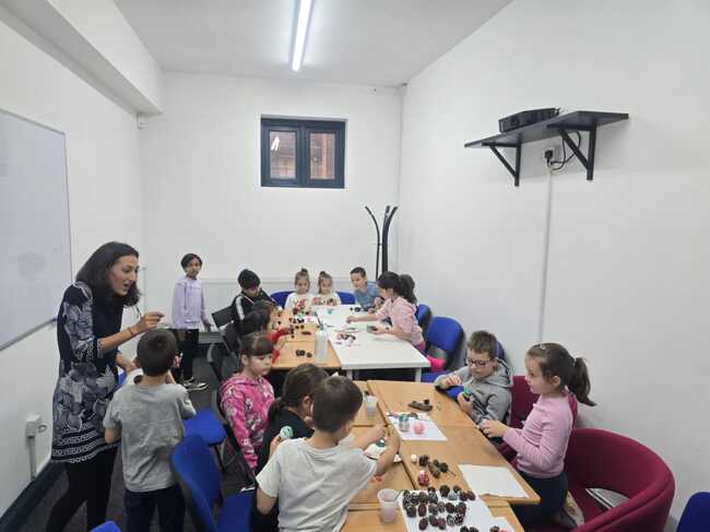 Родители и ученици от Първо българско училище „Св. св. Кирил и Методий” в Бирмингам изработиха коледна украса и подаръци