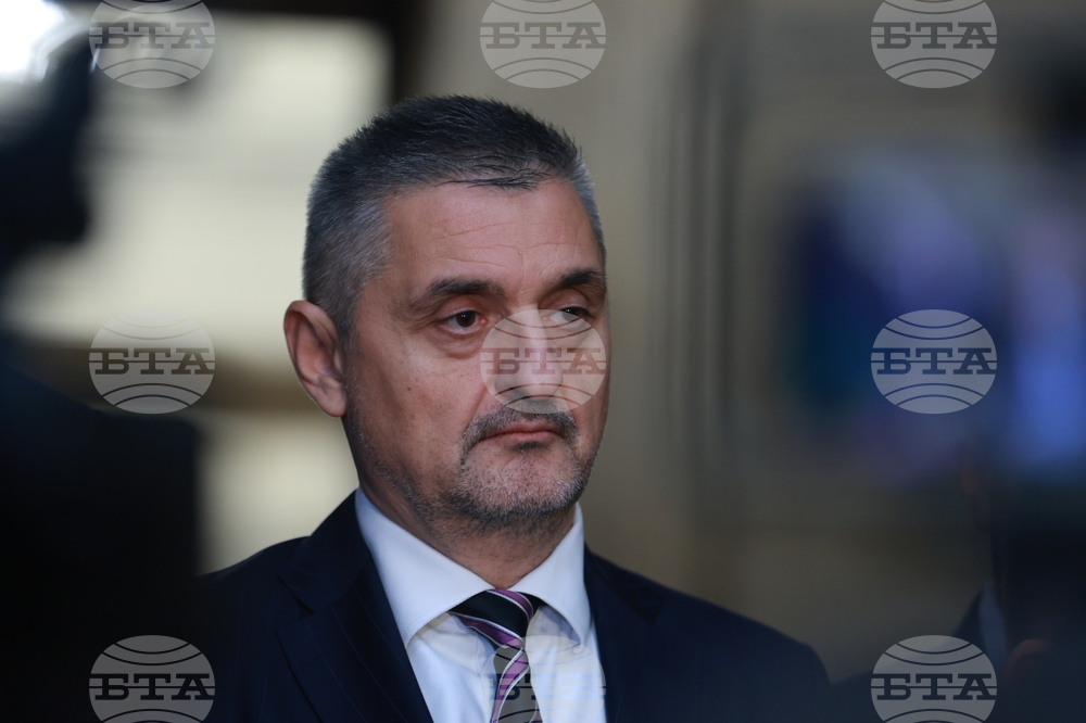 До една седмица ще започне полагането на липсващата маркировка на път II-19, водещ към Гърция, каза Кирил Добрев