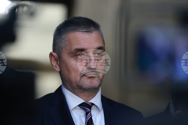 До една седмица ще започне полагането на липсващата маркировка на път II-19, водещ към Гърция, каза Кирил Добрев