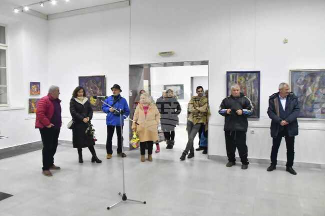 Близо 60 творби на силистренски художници са представени в традиционна коледна изложба