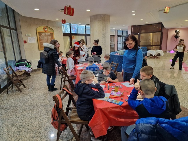 Деца от Разград изработваха коледни играчки в работилница