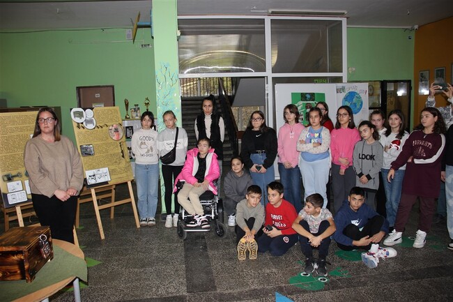 Мобилни изложби на Разградския музей гостуват в училищата в града