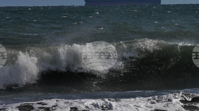 Допълнителен водолазен екип ще се включи в обследването на потъналия кораб край Маслен нос, засега операцията е временно преустановена заради лошото време