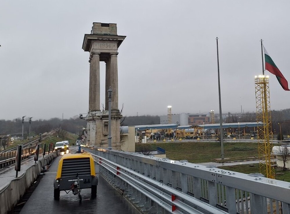 АПИ: Монтирани са фугите и мантинелите в ремонтирания участък на Дунав мост при Русе