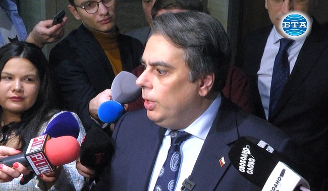 „Продължаваме промяната“ преговори с ГЕРБ не водят, заяви Асен Василев