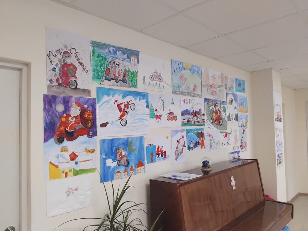 Община Стара Загора: 351 деца нарисуваха представата си за Дядо Коледа не в шейна, а яхнал мотор