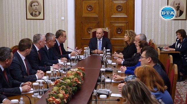 Смятам, че ще допринесете за по-ефективен процес в усилията за съставянето на кабинет, обърна се президентът Радев към групата на "Демокрация, права и свободи"