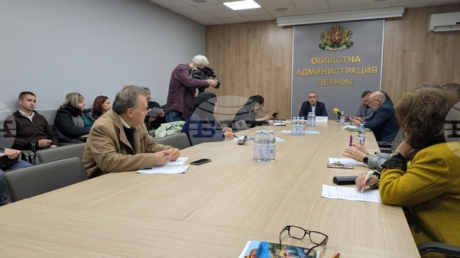 Областната дирекция по безопасност на храните - Перник е с денонощно присъствие на ГКПП "Стрезимировци", съобщи директорът й 