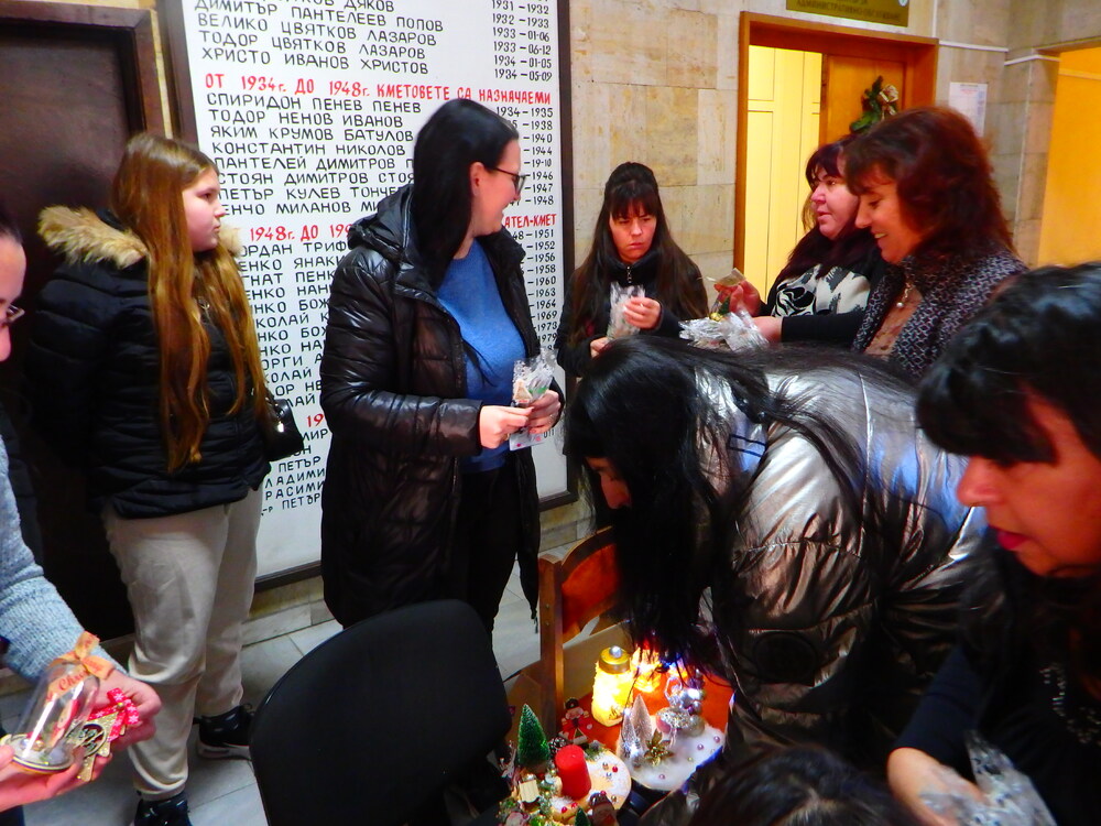 Коледен базар за деца в нужда организираха ученици и учители в Ценово