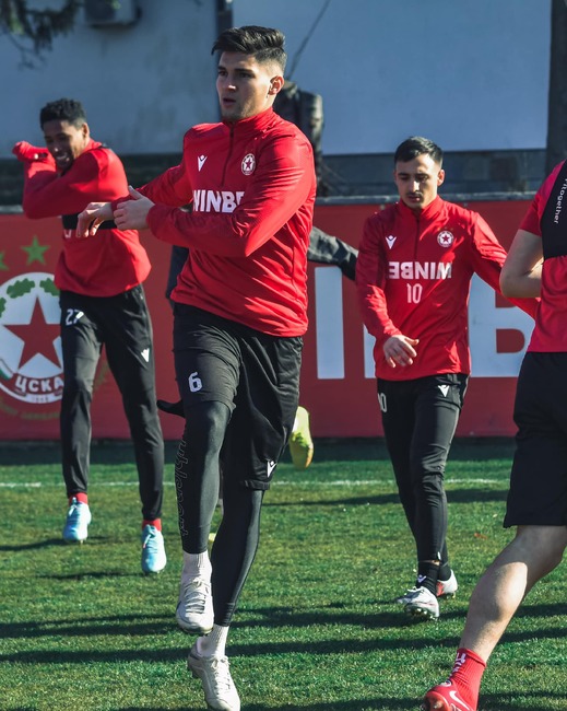 Християн Петров получи червен картон при поражение на Хееренвеен от Фейенорд