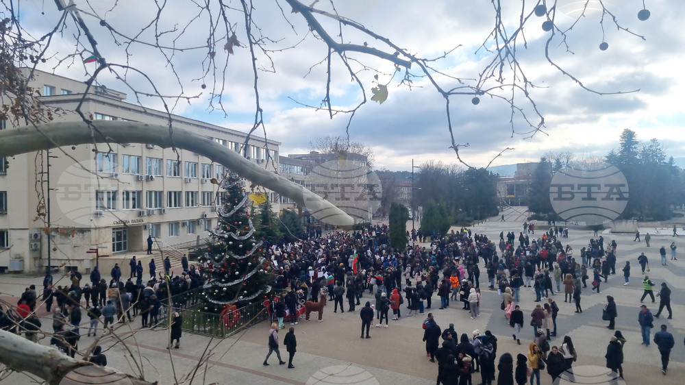 Граждани от областта и страната се събраха на мирен протест в Търговище