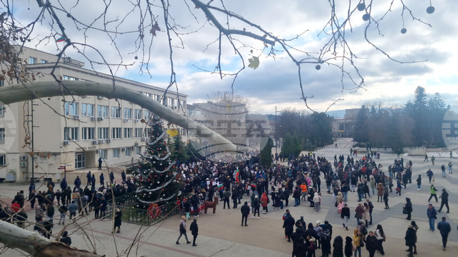 Граждани от областта и страната се събраха на мирен протест в Търговище 