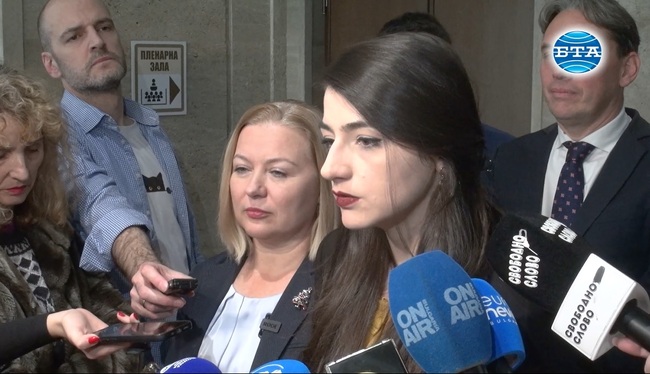 Разговори с ГЕРБ към момента не водят поотделно нито "Продължаваме промяната" нито "Демократична България", каза Надежда Йорданова