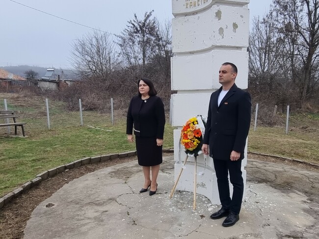 Момчилградчани почетоха паметта на загиналите преди повече от три десетилетия войници в река Върбица