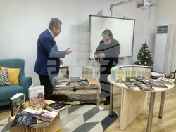 Вежди Рашидов и Георги Първанов направиха днес дарение от ценни книги на регионалната библиотека „Захарий Княжески“ в Стара Загора. Снимка: Екипът на Вежди Рашидов