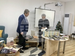 Вежди Рашидов и Георги Първанов направиха днес дарение от ценни книги на регионалната библиотека „Захарий Княжески“ в Стара Загора. Снимка: Екипът на Вежди Рашидов