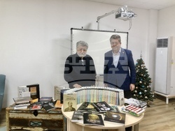 Вежди Рашидов и Георги Първанов направиха днес дарение от ценни книги на регионалната библиотека „Захарий Княжески“ в Стара Загора. Снимка: Екипът на Вежди Рашидов