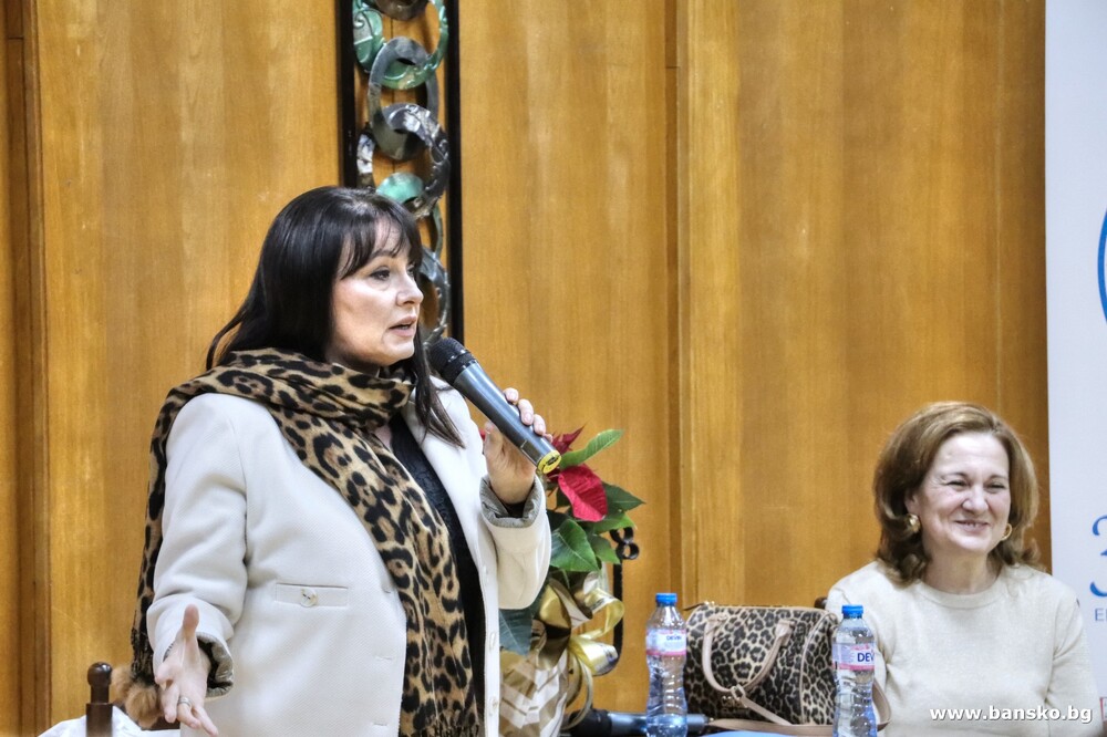 Община Банско: В препълнената зала на читалището в Банско, Мария Лалева представи своята нова книга