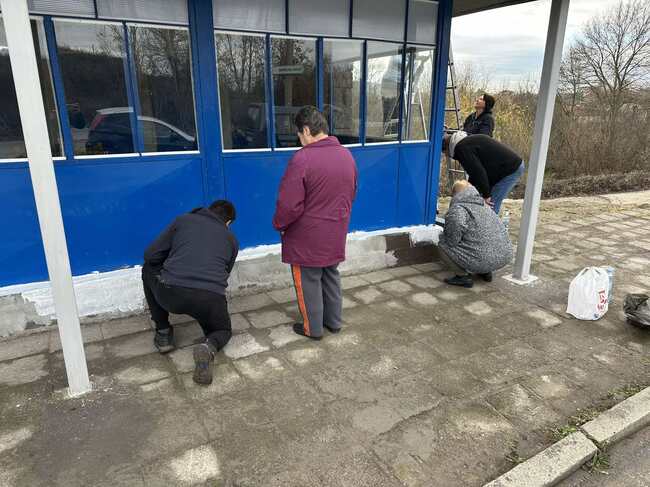 Доброволци от хасковското село Клокотница възстановиха стара автобусна спирка с финансиране по Програма "Граждански бюджети"