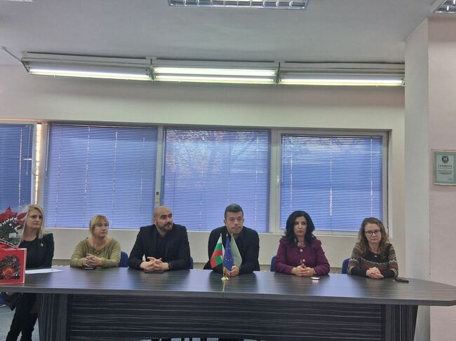 Апелативна прокуратура – Пловдив: Прокурори от Окръжна и Районна прокуратура – Пловдив се срещнаха с ученици от 12 клас от профил „Обществени науки“ в СУ „Св. Климент Охридски“ в гр. Пловдив