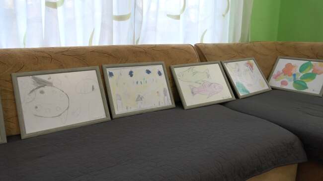 Деца в неравностойно положение в Смолян подредиха коледна изложба със свои рисунки