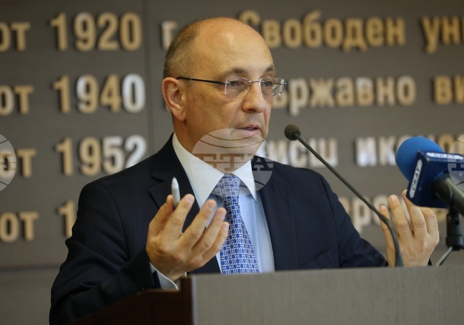 Държавният бюджет, липсата на редовен кабинет, мигрантите и войните са основните проблеми пред страната през следващата година, смята Николай Василев 