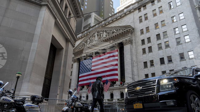 Индексите на Уолстрийт поеха надолу в ранната търговия на фона на спада на акциите на големите технологичните компании