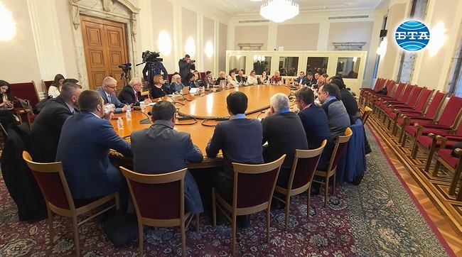 Хартиените бюлетини трябва да бъдат премахнати и да преминем към машинно гласуване, заявиха от „Възраждане“ на кръгла маса за Изборния кодекс