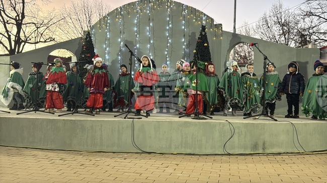 С коледен концерт на деца от детските градини беше открито новоизградено пространство в парк “Розариум” в Казанлък