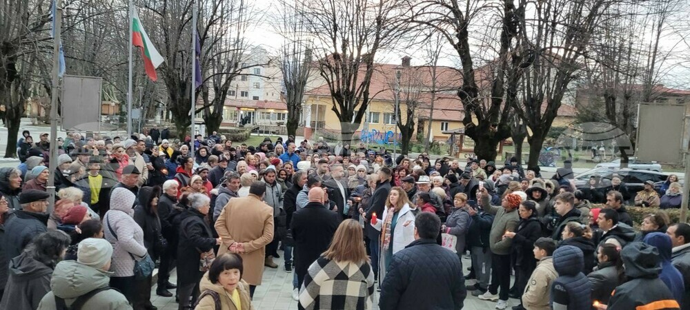 Жители на Вършец протестираха срещу търг на общината за помещение на аптека