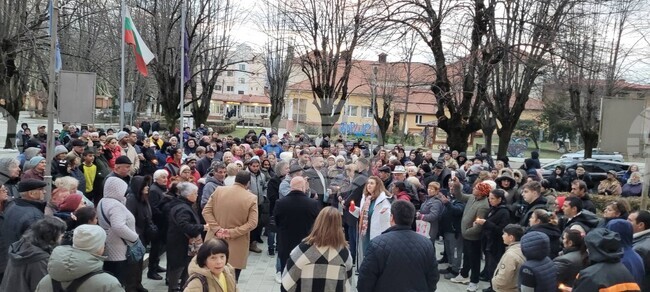 Жители на Вършец протестираха срещу търг на общината за помещение на аптека