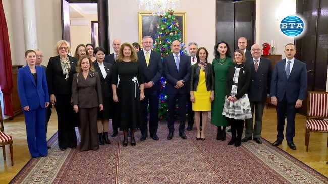 Въпроси от обществено-политическия дневен ред на България, както и теми от международни дневен ред обсъдиха Румен Радев и посланици, говорещи български език